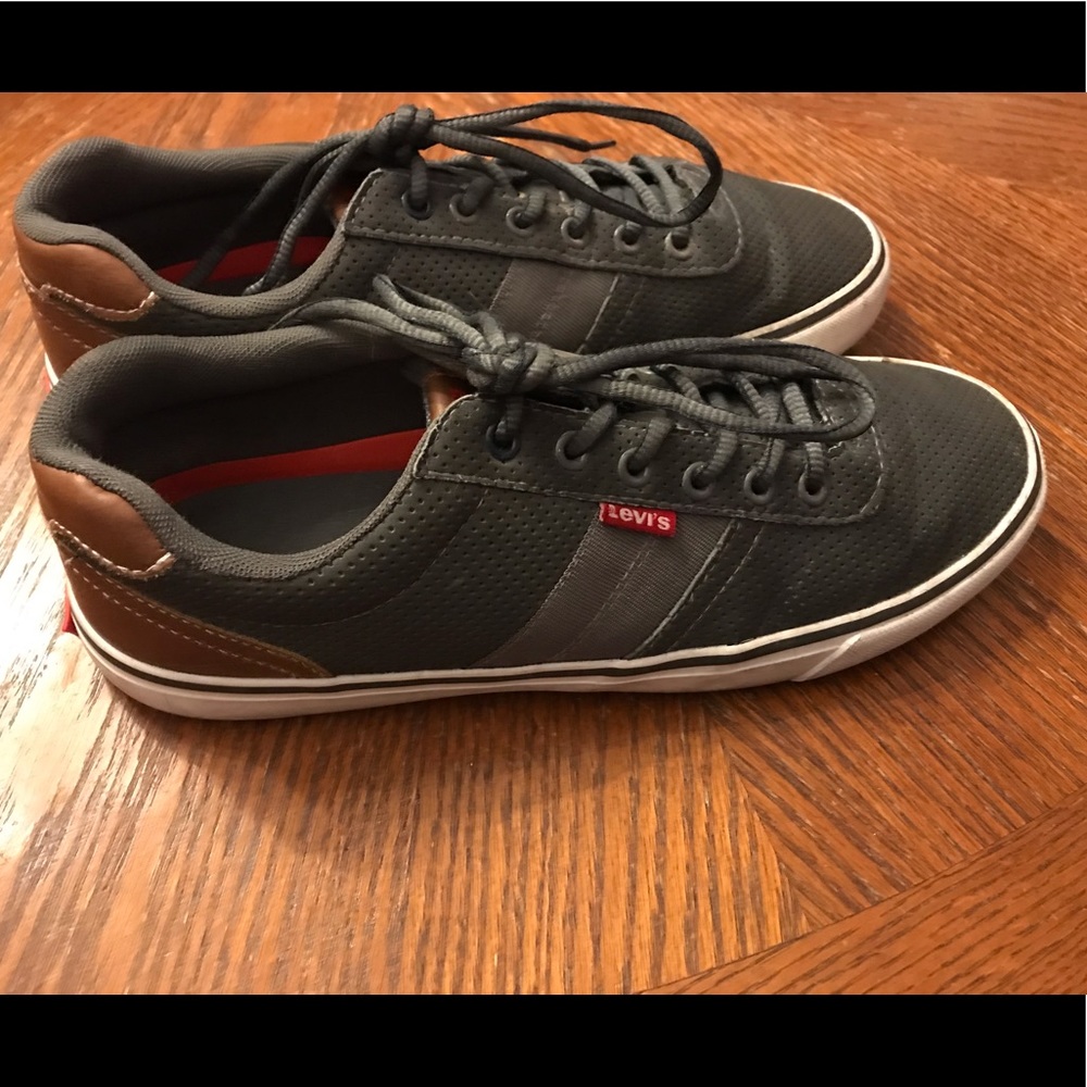 Comfortable Classic Levi’s Grey Lace Up Sneakers! - Picture 7 of 16